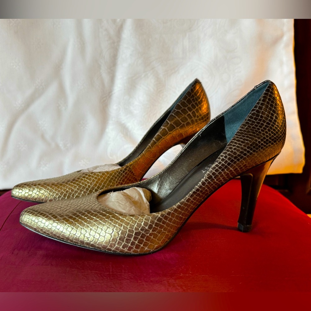 Elegant Gold Textured Women's Heels